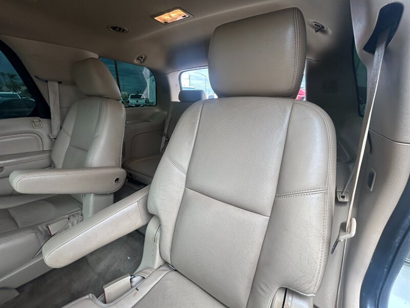 2014 Cadillac Escalade Luxury AWD - Photo 16 - Mesa, AZ 85201
