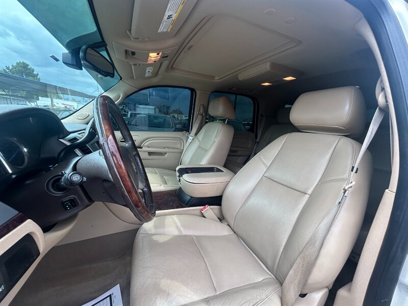 2014 Cadillac Escalade Luxury AWD - Photo 8 - Mesa, AZ 85201