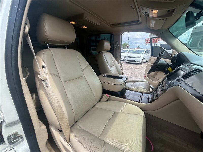 2014 Cadillac Escalade Luxury AWD - Photo 11 - Mesa, AZ 85201