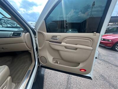 2014 Cadillac Escalade Luxury AWD - Photo 13 - Mesa, AZ 85201