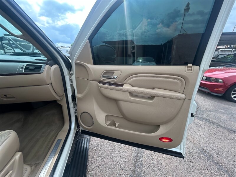 2014 Cadillac Escalade Luxury AWD - Photo 13 - Mesa, AZ 85201