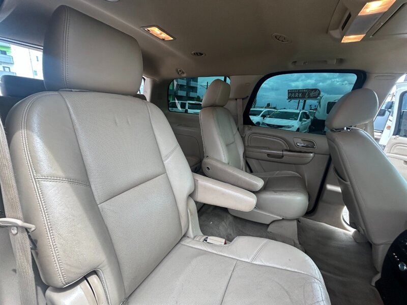 2014 Cadillac Escalade Luxury AWD - Photo 14 - Mesa, AZ 85201