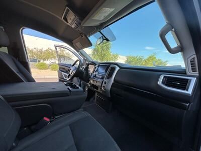 2017 Nissan Titan SV Crew Cab 4x4 - Photo 19 - Mesa, AZ 85201