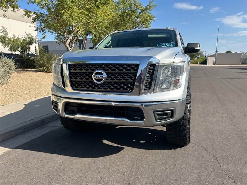 2017 Nissan Titan SV  Crew Cab 4x4