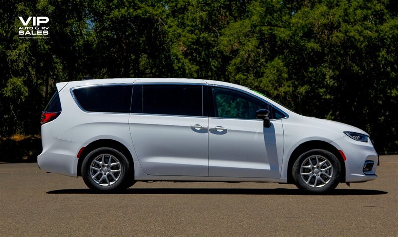 2026 Chrysler Pacifica's photo