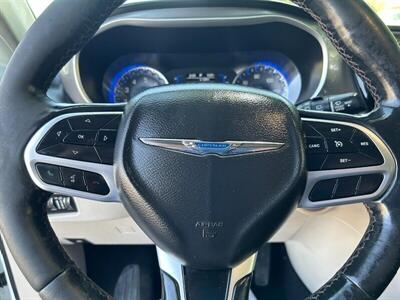 2020 Chrysler Pacifica Touring L - Photo 13 - Mesa, AZ 85201