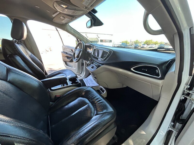 2020 Chrysler Pacifica Touring L - Photo 20 - Mesa, AZ 85201