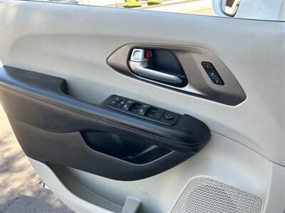 2020 Chrysler Pacifica Touring L - Photo 32 - Mesa, AZ 85201