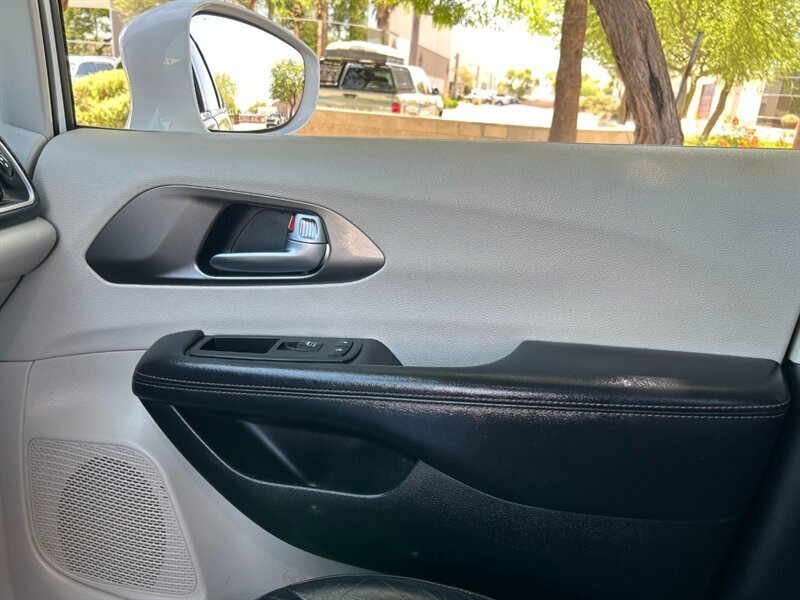 2020 Chrysler Pacifica Touring L - Photo 33 - Mesa, AZ 85201