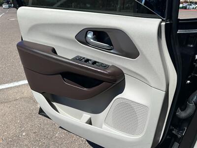 2018 Chrysler Pacifica Touring L   - Photo 10 - Mesa, AZ 85201