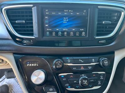 2018 Chrysler Pacifica Touring L   - Photo 11 - Mesa, AZ 85201