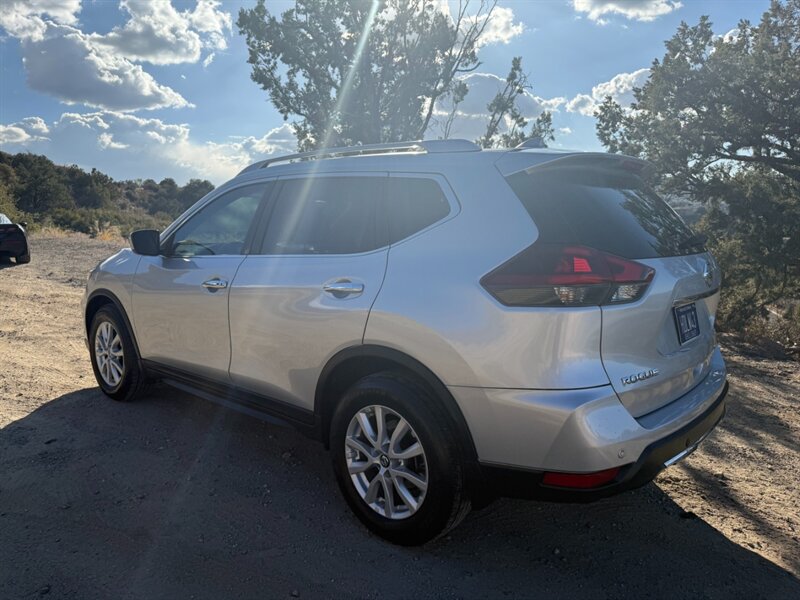 2019 Nissan Rogue SV photo 18