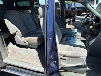 2004 Kia Sedona LX   - Photo 9 - Mesa, AZ 85201