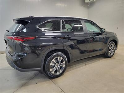 2024 Toyota Highlander XLE - Photo 9 - Ephrata, PA 17522