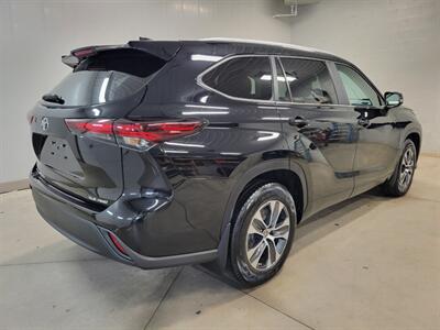 2024 Toyota Highlander XLE - Photo 8 - Ephrata, PA 17522