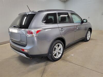 2015 Mitsubishi Outlander SE   - Photo 9 - Ephrata, PA 17522