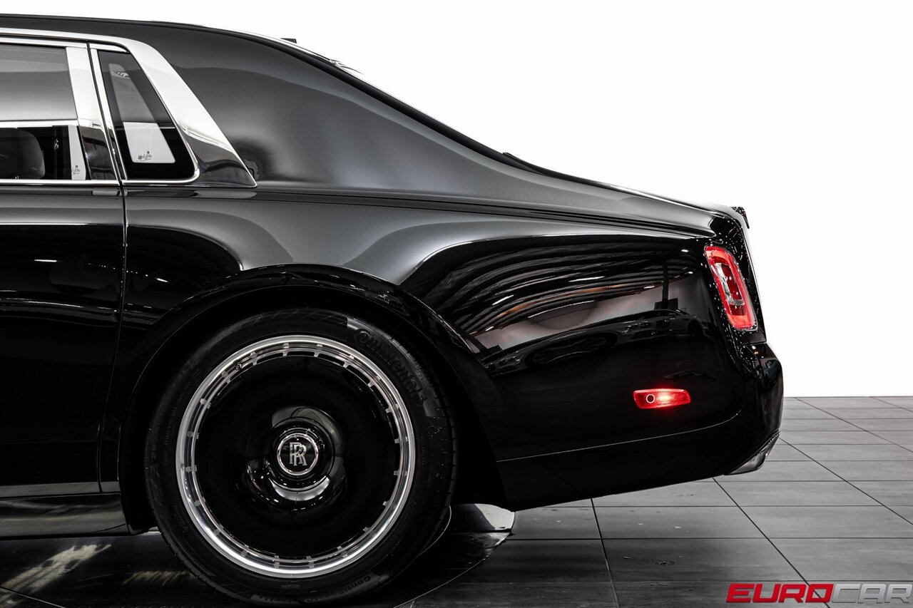 2025 Rolls-Royce Phantom  *SHOOTING STAR HEADLINER * REAR THEATER * IMMERSIVE REAR SEATS* - Photo 17 - Costa Mesa, CA 92626