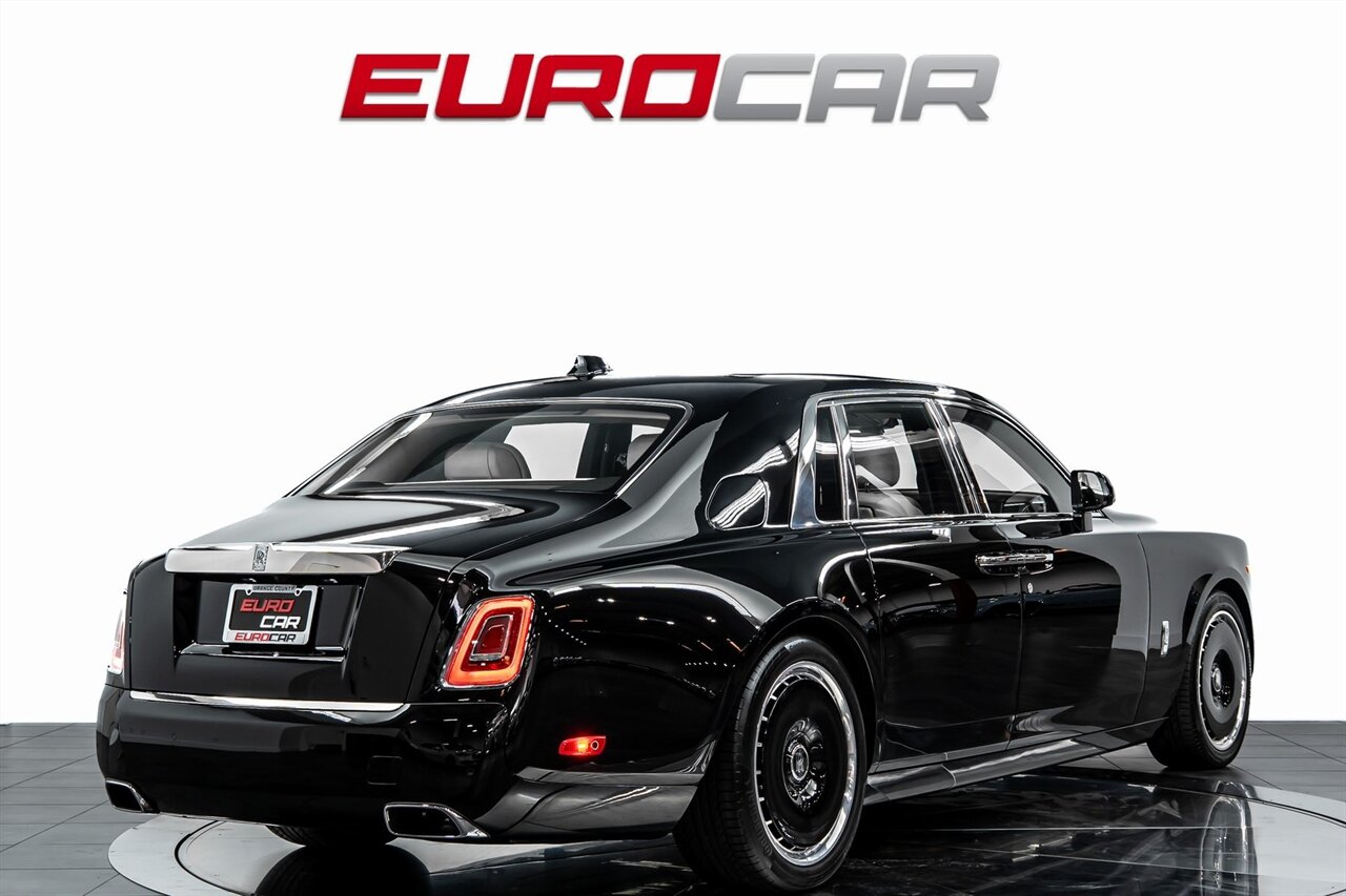 2025 Rolls-Royce Phantom  *SHOOTING STAR HEADLINER * REAR THEATER * IMMERSIVE REAR SEATS* - Photo 6 - Costa Mesa, CA 92626