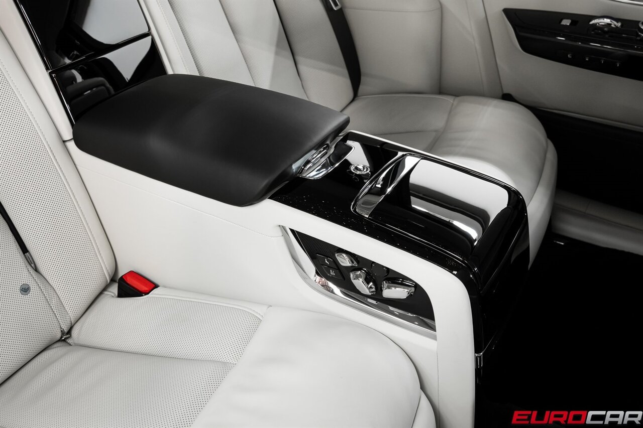 2025 Rolls-Royce Phantom  *SHOOTING STAR HEADLINER * REAR THEATER * IMMERSIVE REAR SEATS* - Photo 41 - Costa Mesa, CA 92626