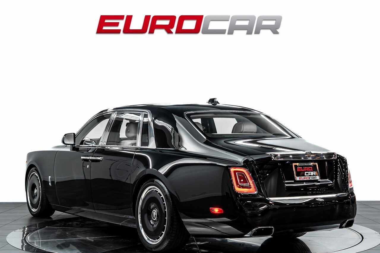 2025 Rolls-Royce Phantom  *SHOOTING STAR HEADLINER * REAR THEATER * IMMERSIVE REAR SEATS* - Photo 4 - Costa Mesa, CA 92626