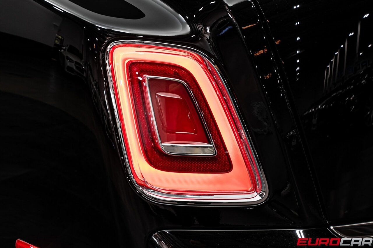 2025 Rolls-Royce Phantom  *SHOOTING STAR HEADLINER * REAR THEATER * IMMERSIVE REAR SEATS* - Photo 19 - Costa Mesa, CA 92626