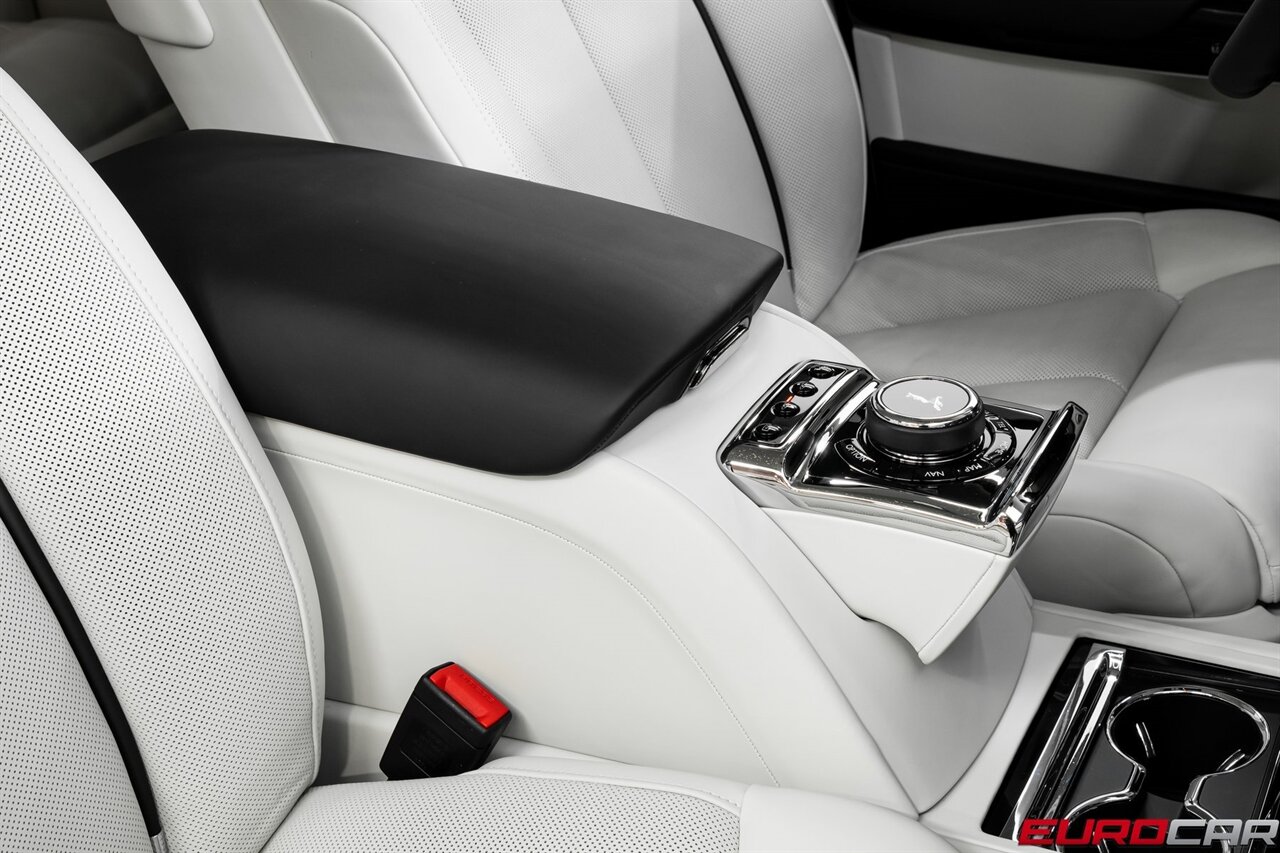 2025 Rolls-Royce Phantom  *SHOOTING STAR HEADLINER * REAR THEATER * IMMERSIVE REAR SEATS* - Photo 33 - Costa Mesa, CA 92626