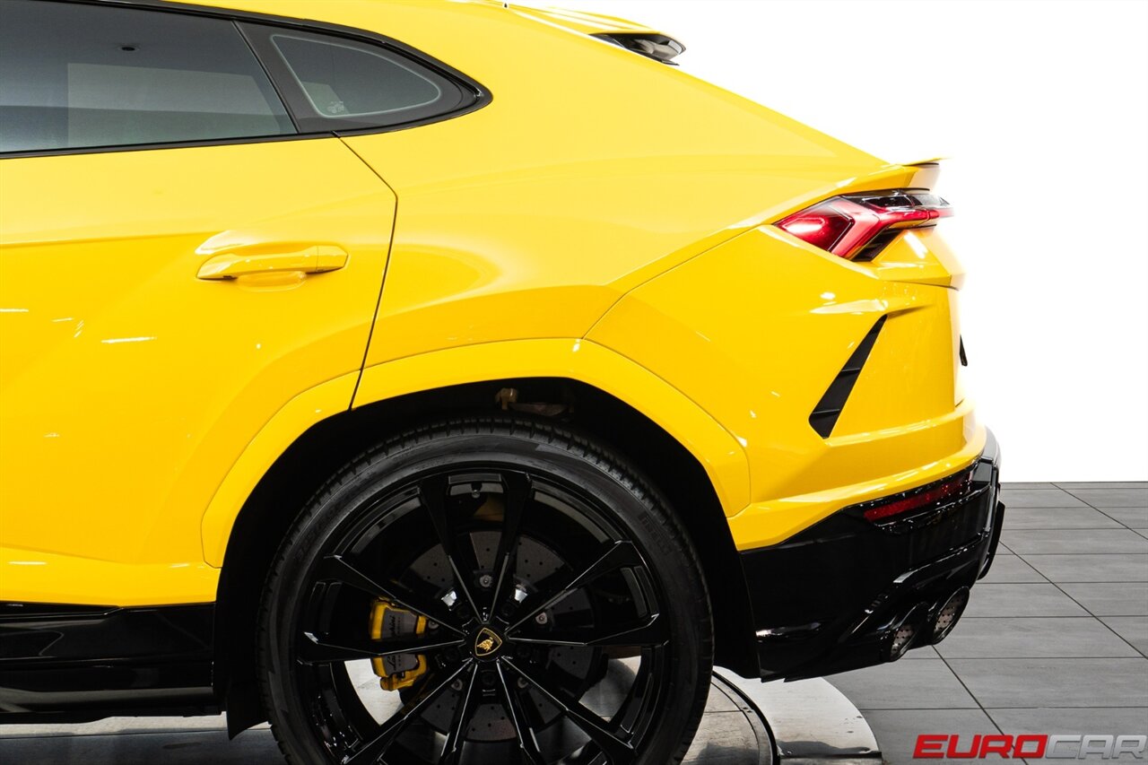 2022 Lamborghini Urus  *STYLE PACKAGE IN HIGH GLOSS BLACK * FULL COMFORT SEATS* - Photo 16 - Costa Mesa, CA 92626