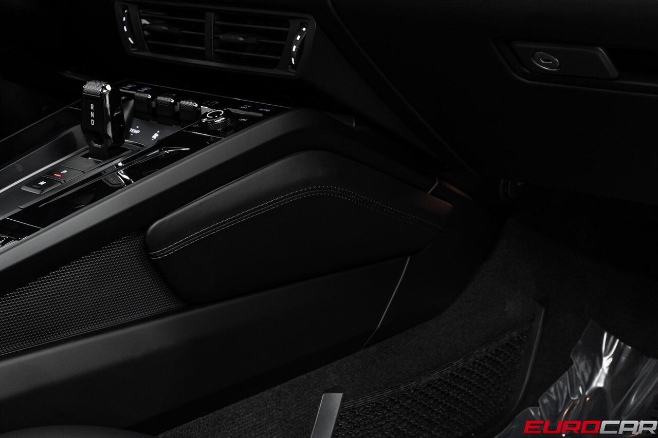2025 Porsche 911 Carrera 4 GTS *SUNROOF * FRONT AXLE LIFT SYSTEM*   - Photo 38 - Costa Mesa, CA 92626