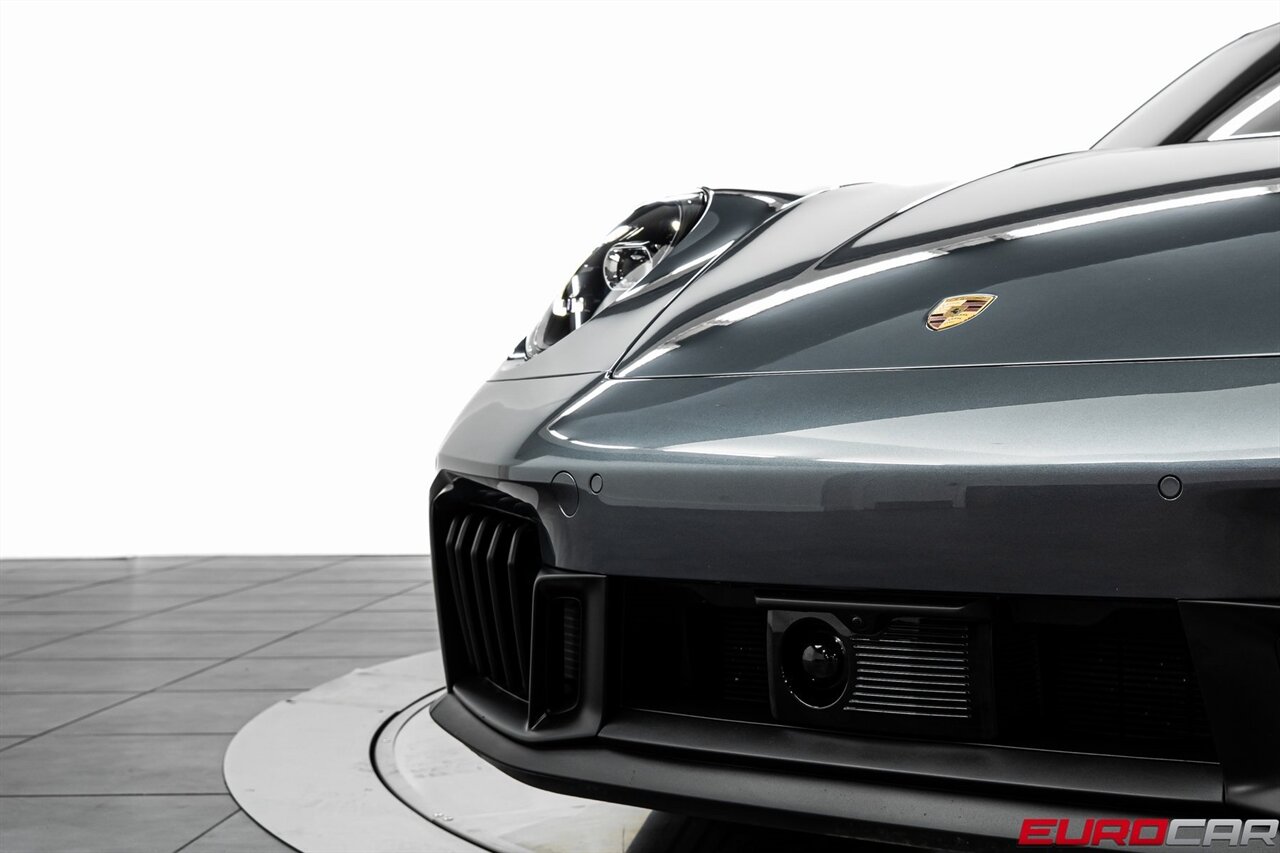 2025 Porsche 911 Carrera 4 GTS *SUNROOF * FRONT AXLE LIFT SYSTEM*   - Photo 12 - Costa Mesa, CA 92626