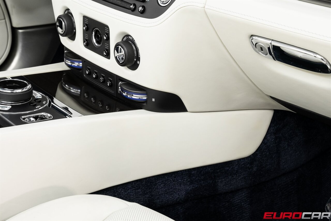 2019 Rolls-Royce Dawn *FACTORY TWO-TONE * IMMACULATE CONDITION*   - Photo 32 - Costa Mesa, CA 92626