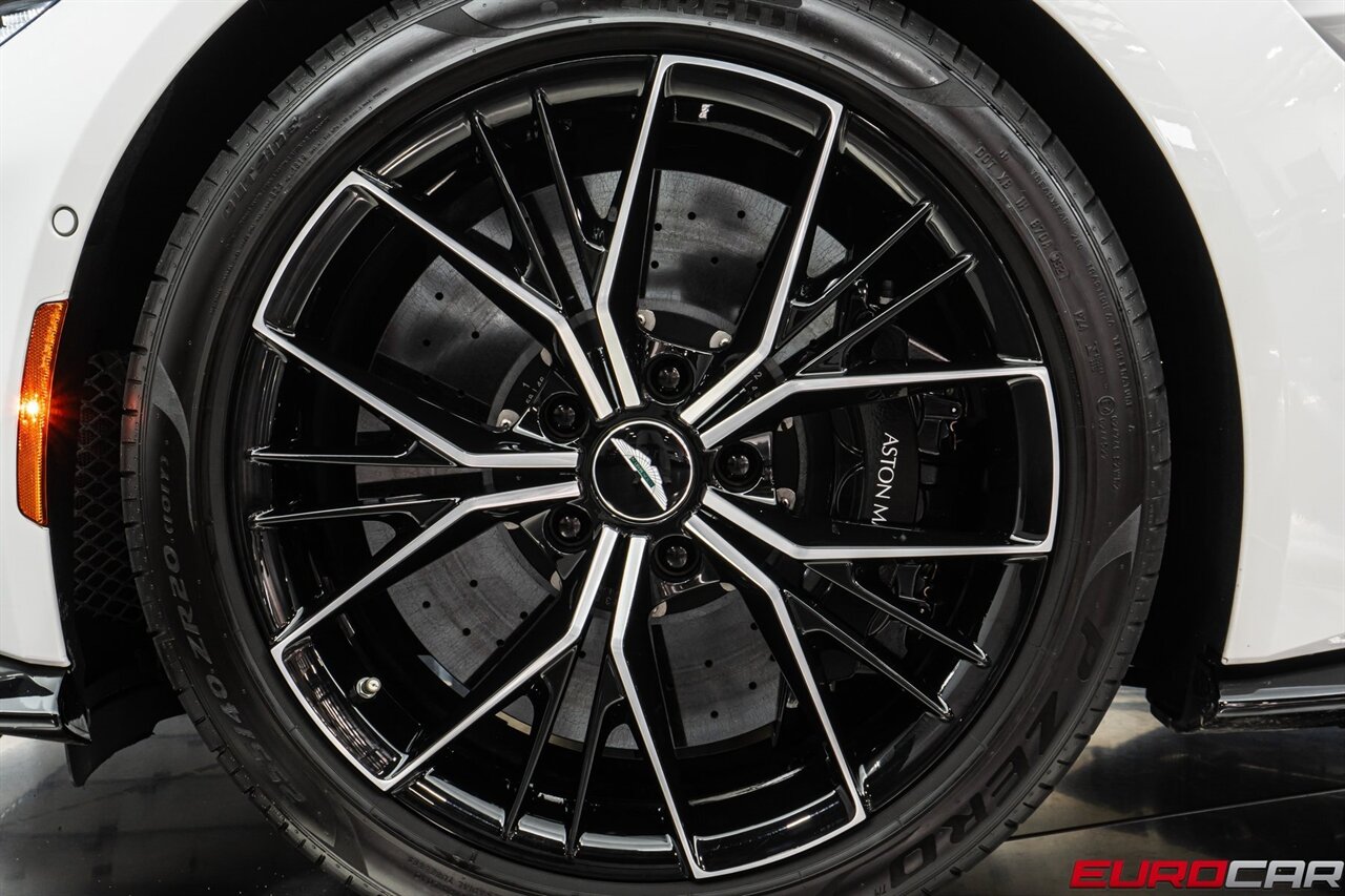 2022 Aston Martin Vantage  *TWO-TONE INTERIOR * CARBON INTERIOR * ONLY 2,200 PAMPERED MILES* - Photo 20 - Costa Mesa, CA 92626