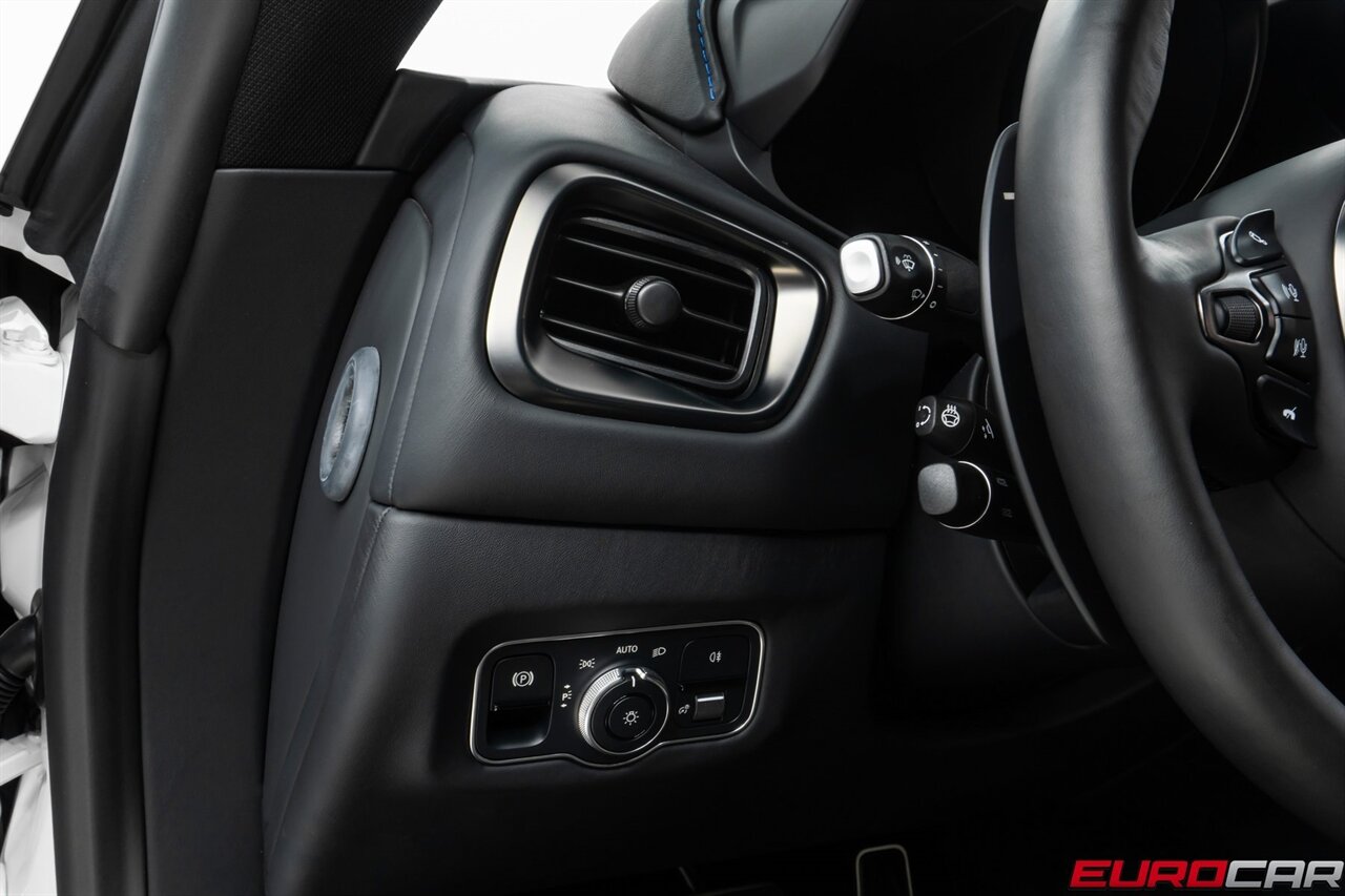 2022 Aston Martin Vantage  *TWO-TONE INTERIOR * CARBON INTERIOR * ONLY 2,200 PAMPERED MILES* - Photo 25 - Costa Mesa, CA 92626