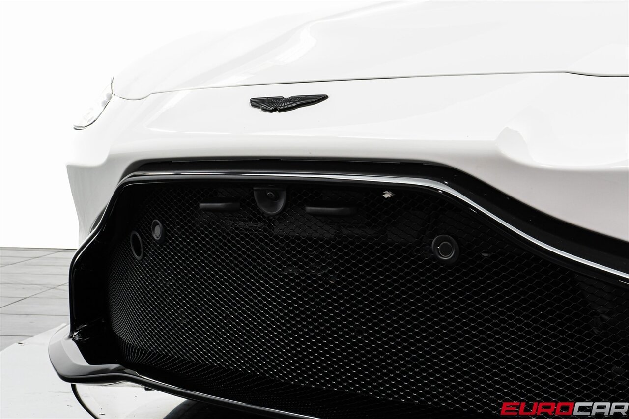 2022 Aston Martin Vantage  *TWO-TONE INTERIOR * CARBON INTERIOR * ONLY 2,200 PAMPERED MILES* - Photo 9 - Costa Mesa, CA 92626