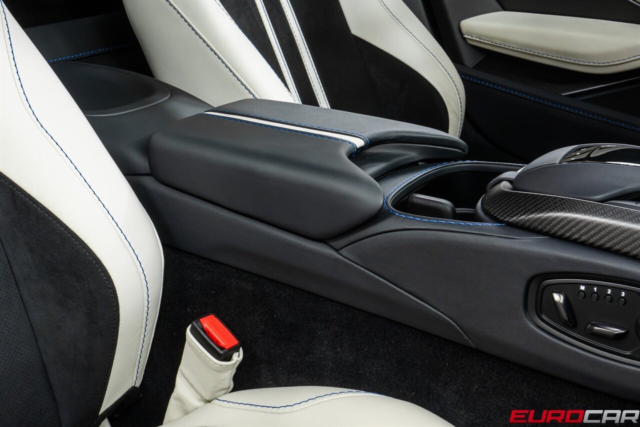 2022 Aston Martin Vantage  *TWO-TONE INTERIOR * CARBON INTERIOR * ONLY 2,200 PAMPERED MILES* - Photo 33 - Costa Mesa, CA 92626