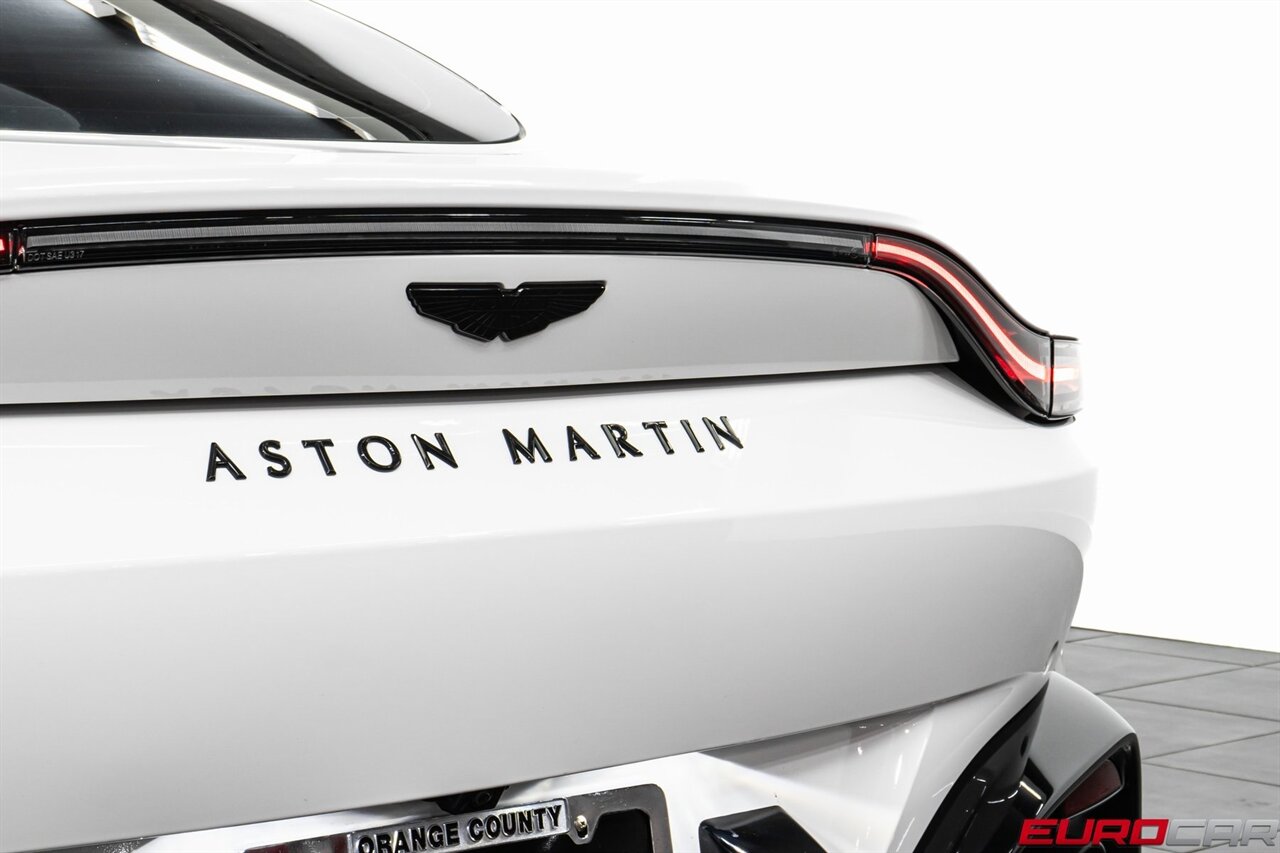 2022 Aston Martin Vantage  *TWO-TONE INTERIOR * CARBON INTERIOR * ONLY 2,200 PAMPERED MILES* - Photo 18 - Costa Mesa, CA 92626