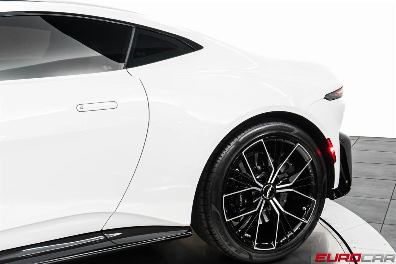 2022 Aston Martin Vantage  *TWO-TONE INTERIOR * CARBON INTERIOR * ONLY 2,200 PAMPERED MILES* - Photo 13 - Costa Mesa, CA 92626