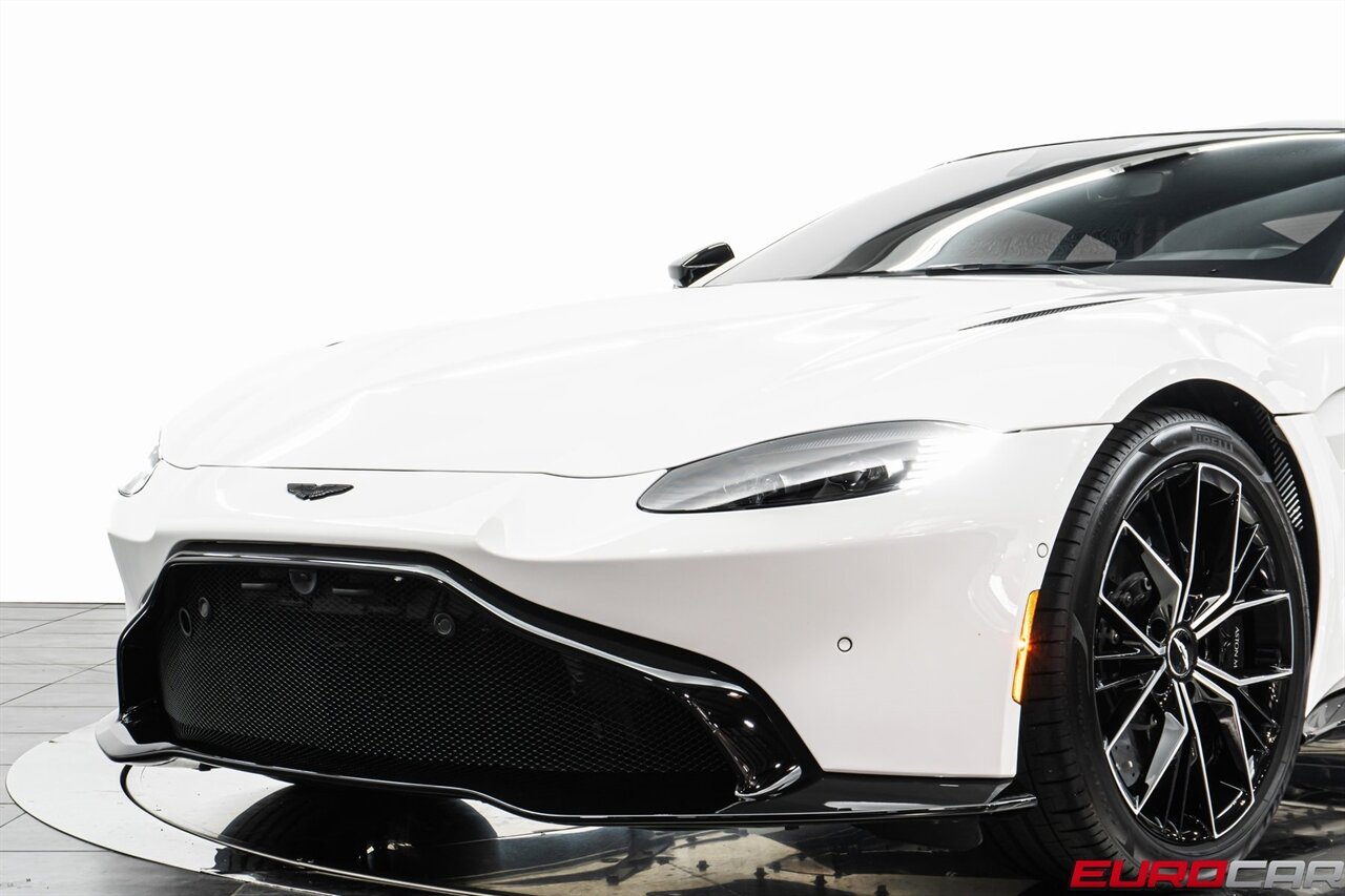 2022 Aston Martin Vantage  *TWO-TONE INTERIOR * CARBON INTERIOR * ONLY 2,200 PAMPERED MILES* - Photo 11 - Costa Mesa, CA 92626