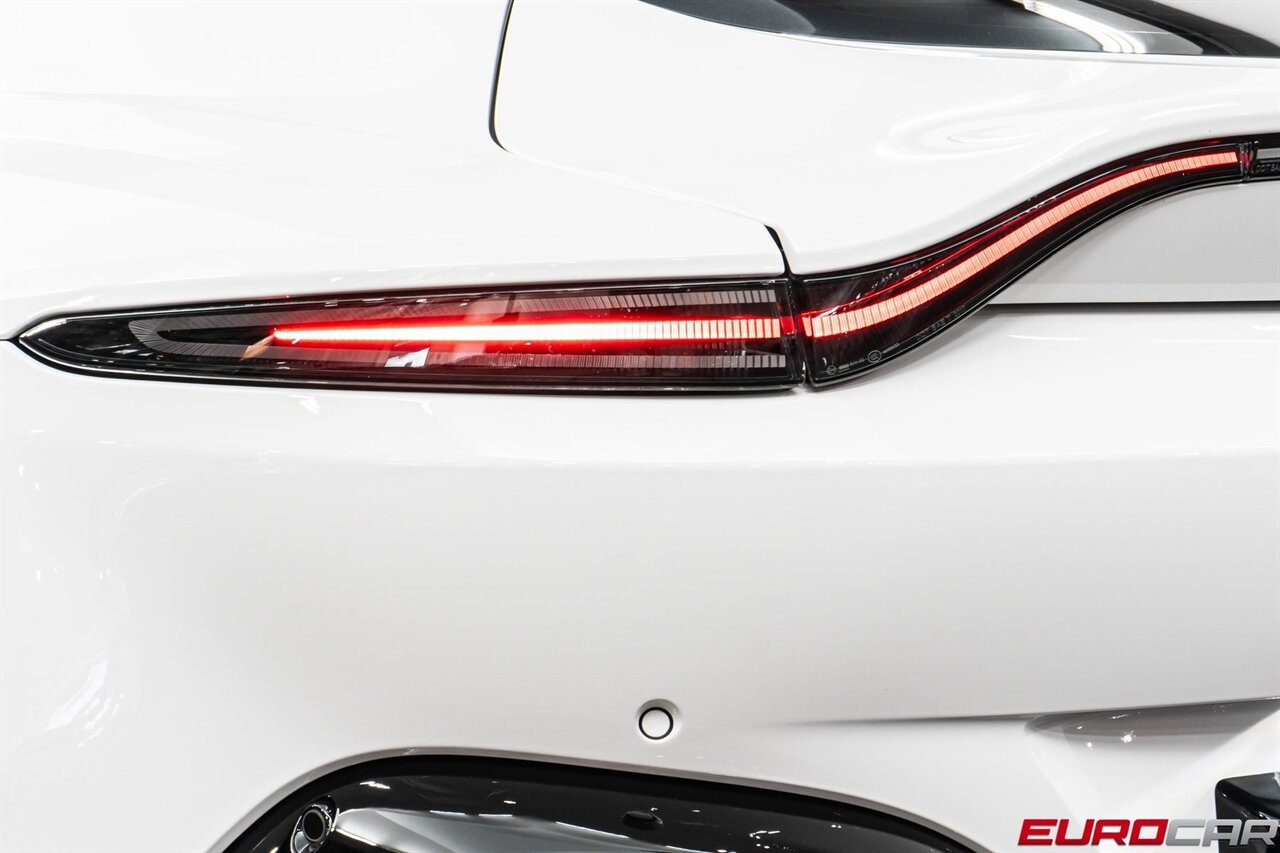 2022 Aston Martin Vantage  *TWO-TONE INTERIOR * CARBON INTERIOR * ONLY 2,200 PAMPERED MILES* - Photo 17 - Costa Mesa, CA 92626
