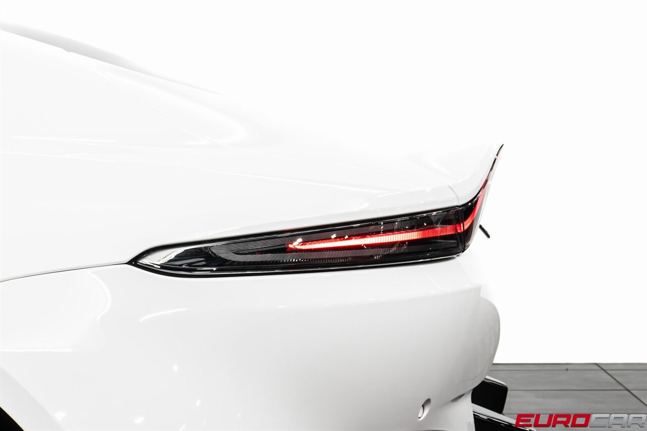 2022 Aston Martin Vantage  *TWO-TONE INTERIOR * CARBON INTERIOR * ONLY 2,200 PAMPERED MILES* - Photo 16 - Costa Mesa, CA 92626