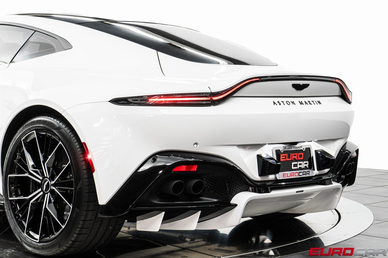 2022 Aston Martin Vantage  *TWO-TONE INTERIOR * CARBON INTERIOR * ONLY 2,200 PAMPERED MILES* - Photo 15 - Costa Mesa, CA 92626