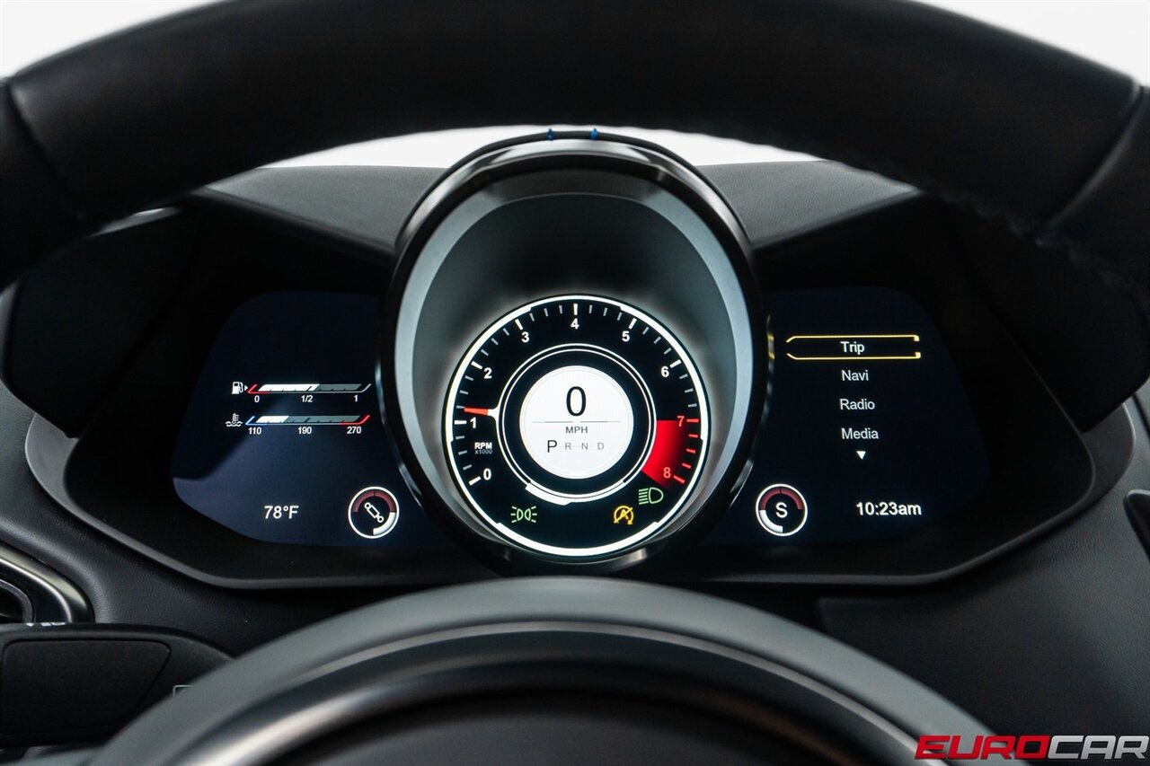 2022 Aston Martin Vantage  *TWO-TONE INTERIOR * CARBON INTERIOR * ONLY 2,200 PAMPERED MILES* - Photo 26 - Costa Mesa, CA 92626