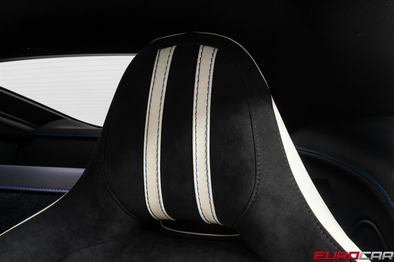 2022 Aston Martin Vantage  *TWO-TONE INTERIOR * CARBON INTERIOR * ONLY 2,200 PAMPERED MILES* - Photo 38 - Costa Mesa, CA 92626