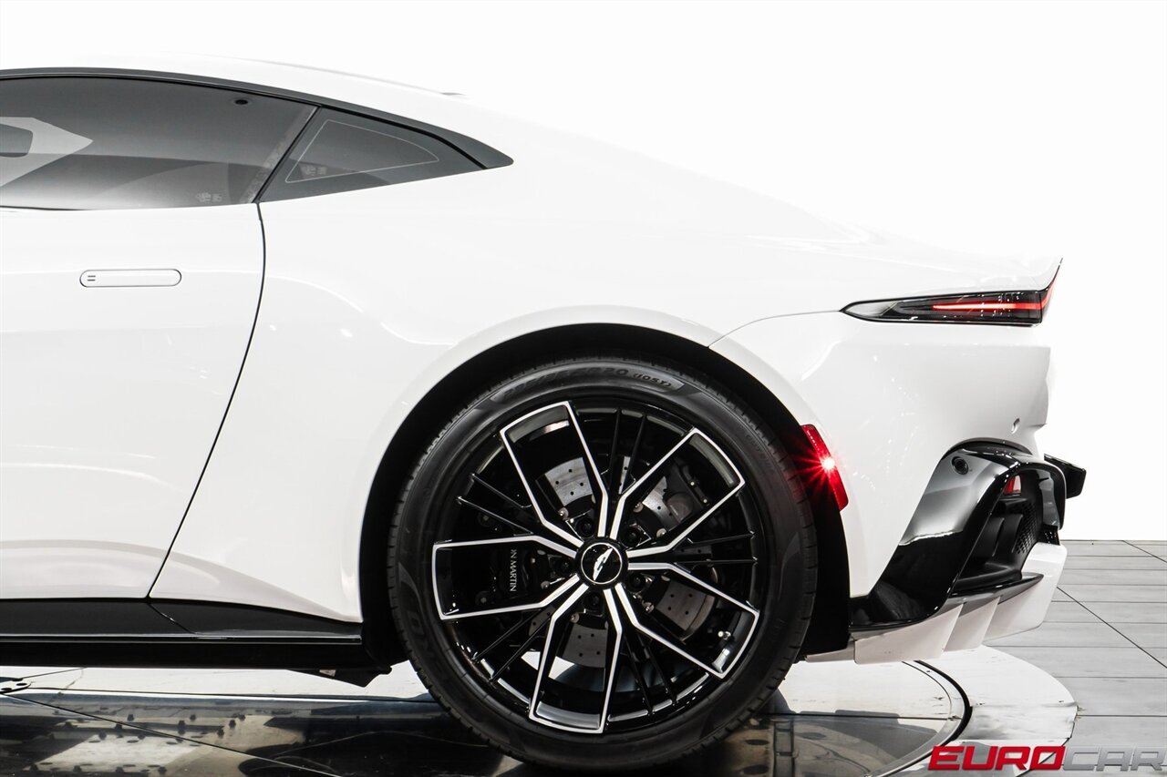 2022 Aston Martin Vantage  *TWO-TONE INTERIOR * CARBON INTERIOR * ONLY 2,200 PAMPERED MILES* - Photo 14 - Costa Mesa, CA 92626