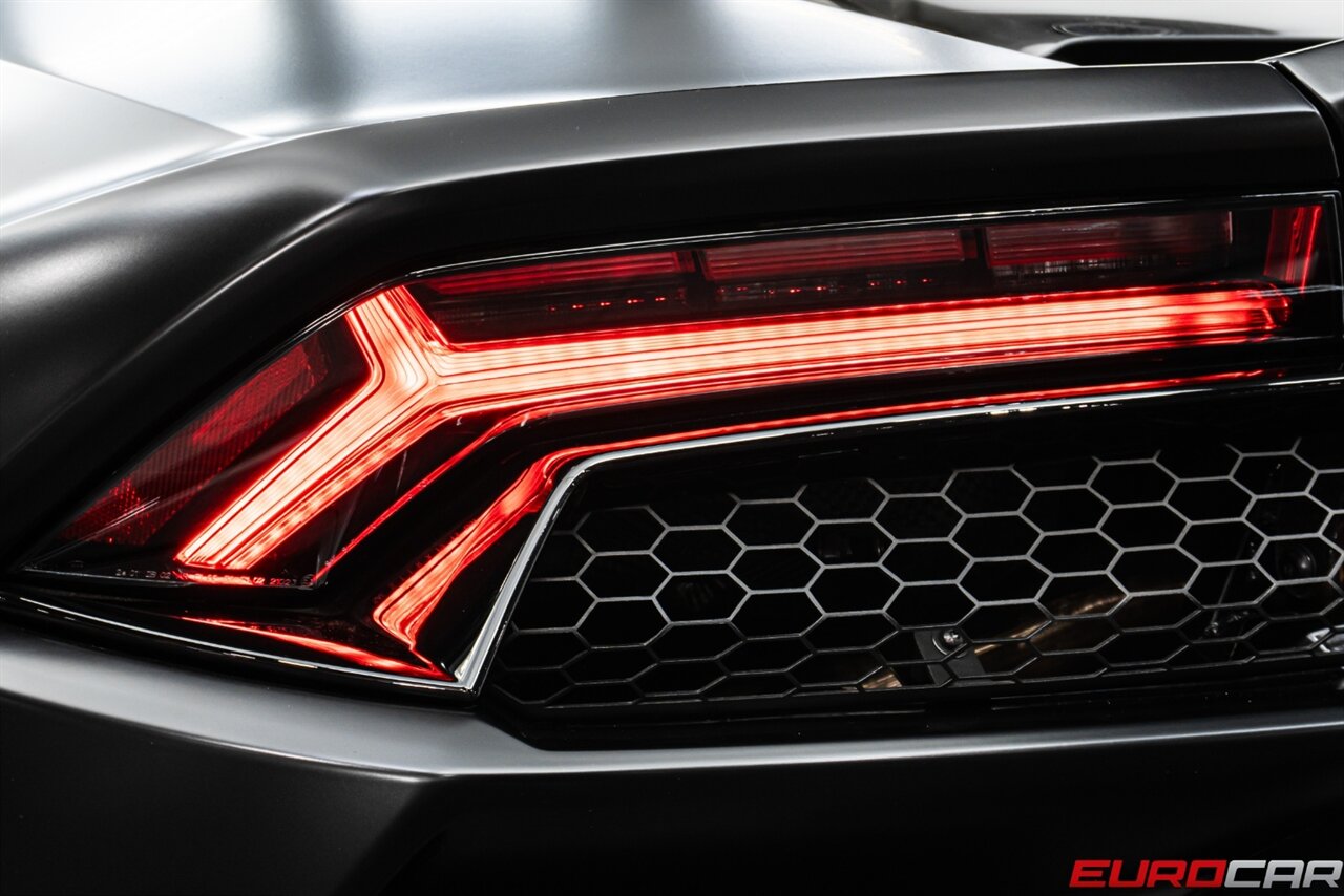 2022 Lamborghini Huracan EVO *CARBON FIBER SEATS * SUSPENSION LIFTER* - Photo 21 - Costa Mesa, CA 92626