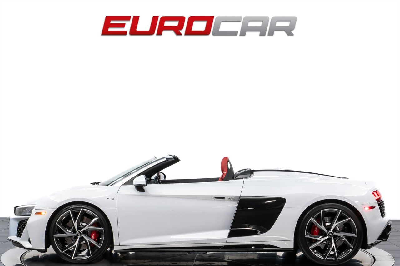 2022 Audi R8 5.2 V10 Performance Spyder  *PREMIUM PACKAGE * SPORT EXHAUST PACKAGE* - Photo 2 - Costa Mesa, CA 92626