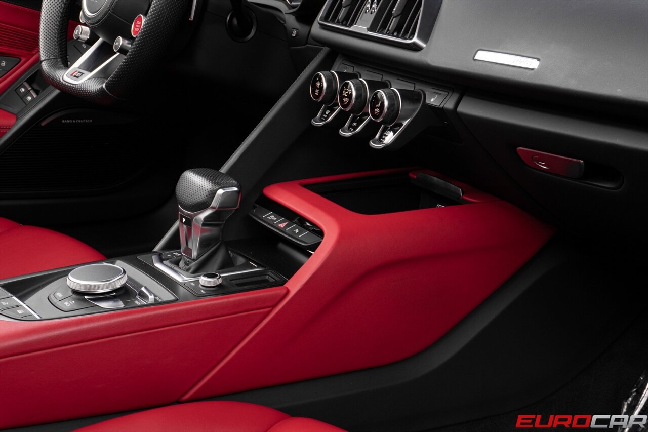 2022 Audi R8 5.2 V10 Performance Spyder  *PREMIUM PACKAGE * SPORT EXHAUST PACKAGE* - Photo 41 - Costa Mesa, CA 92626