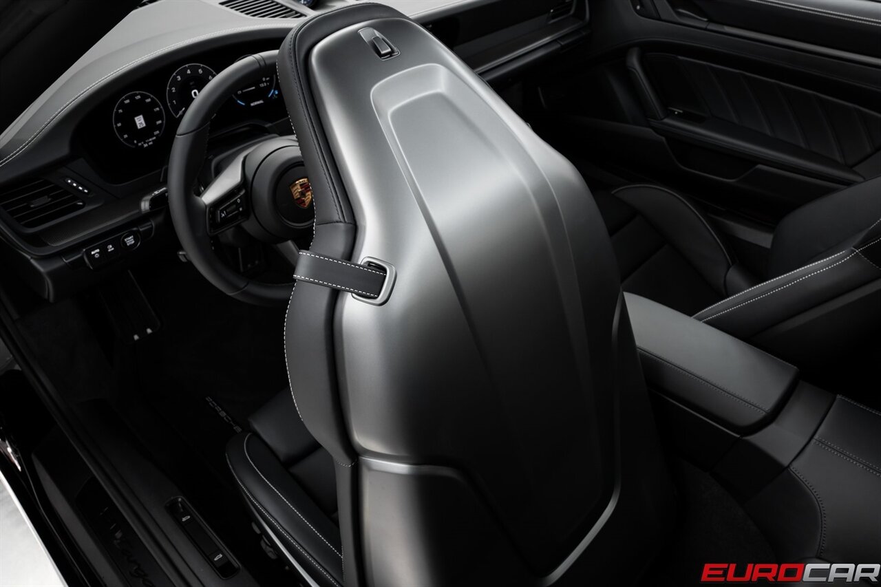 2025 Porsche 911 Targa 4 GTS *PREMIUM PACKAGE * FRONT AXLE LIFT*  *PREMIUM PACKAGE * FRONT AXLE LIFT* - Photo 39 - Costa Mesa, CA 92626