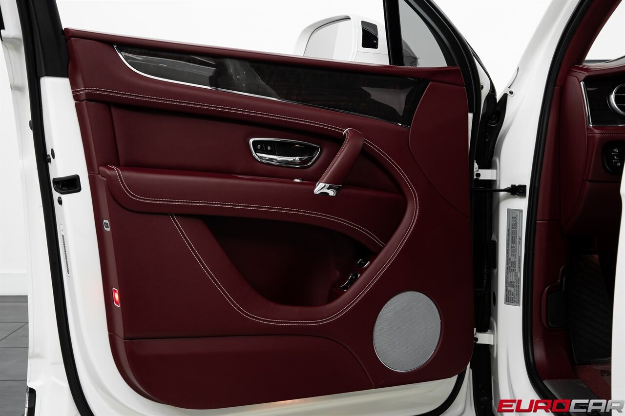 2019 Bentley Bentayga V8 *FRONT SEAT COMFORT SPEC * PANORAMIC ROOF*   - Photo 21 - Costa Mesa, CA 92626