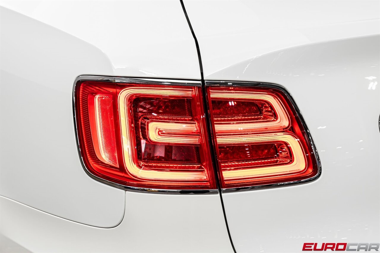 2019 Bentley Bentayga V8 *FRONT SEAT COMFORT SPEC * PANORAMIC ROOF*   - Photo 17 - Costa Mesa, CA 92626