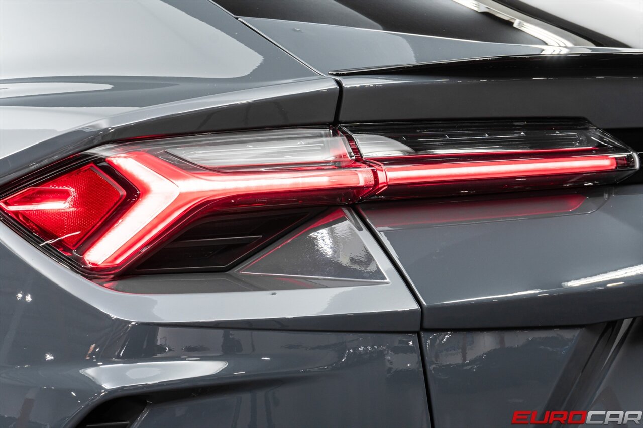 2022 Lamborghini Urus  *STYLE PACKAGE IN HIGH GLOSS BLACK * FULL COMFORT SEATS* - Photo 18 - Costa Mesa, CA 92626